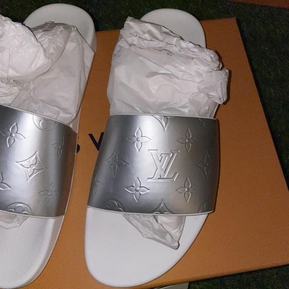 Louis Vuitton Men's White and Grey Slides - Picture 4 of 4